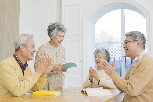 健身椅使用方法图片_预防老年病运动方法_老年人运动方式
