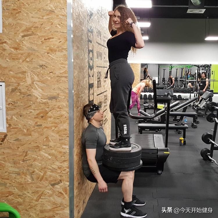 健身椅支撑怎么做_靠墙蹲_恶魔之椅锻炼方法