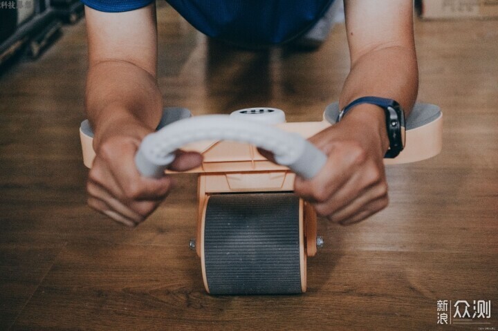 每天用这个健腹轮锻炼核心肌群，实现瘦肚目标_新浪众测