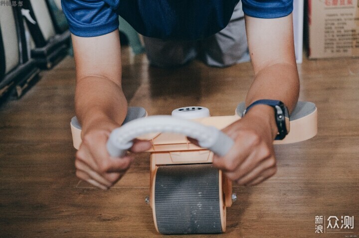 每天用这个健腹轮锻炼核心肌群，实现瘦肚目标_新浪众测