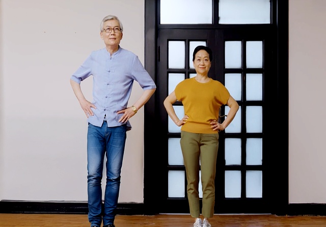 靠墙站的好处_健身椅锻炼方法视频_靠墙站