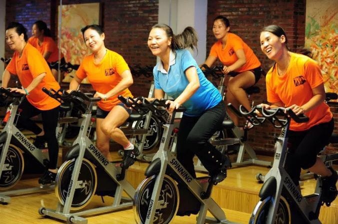 露露柠檬健身房布局_健身房配置_运动品牌健身房结合