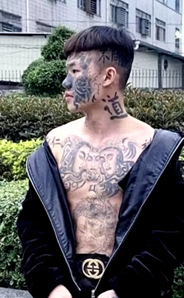 成都学纹身哪里比较好_未成年人纹身新规_纹面男孩夏朝勇