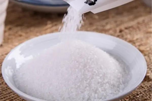 用盐去黑头的正确方法_去黑头小窍门_盐水去黑头方法