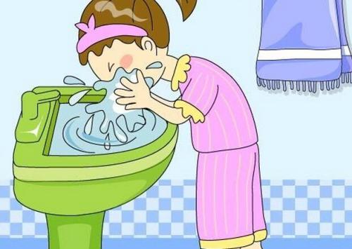 食盐洗脸_用盐去黑头的正确方法_去黑头食盐方法