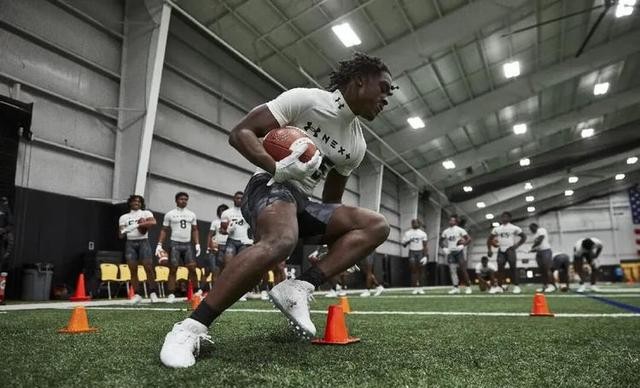 安德玛库里合作结束_安德玛健身手套_安德玛品牌历史发展