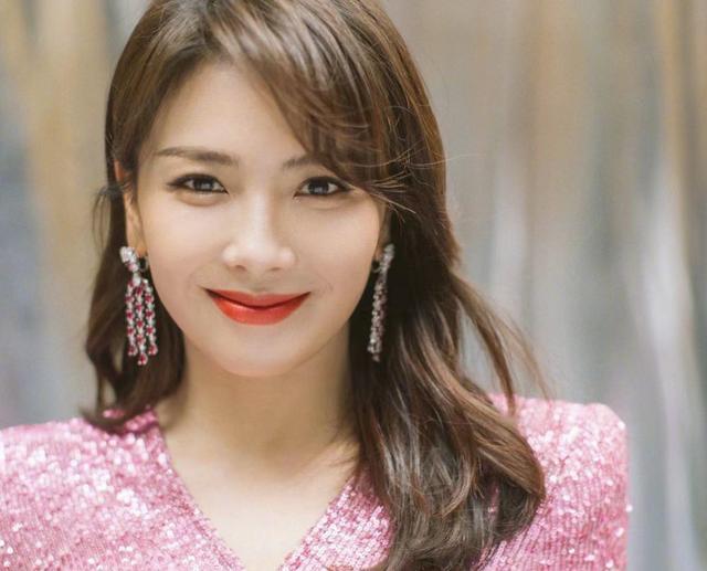 正脸好看女生_侧脸不好看女生_女人显老脸部特征苹果肌