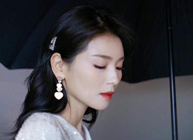 正脸好看女生_侧脸不好看女生_女人显老脸部特征苹果肌