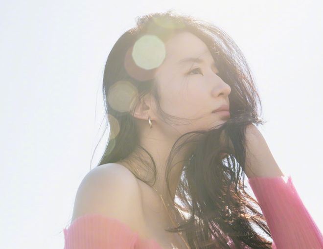 女人显老脸部特征苹果肌_饱满额头_面部线条流畅