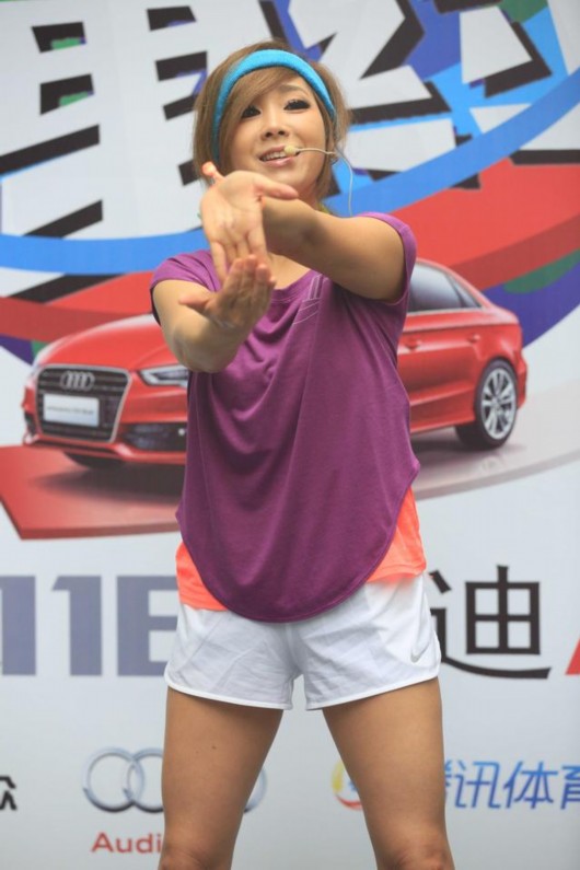 跑向里约上海站郑多燕雨中领跑