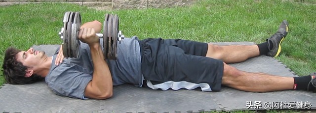卧推肩膀疼痛缓解_地板哑铃卧推肩部训练_哑铃健身椅什么牌子好