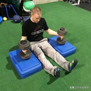 卧推肩膀疼痛缓解_哑铃健身椅什么牌子好_地板哑铃卧推肩部训练