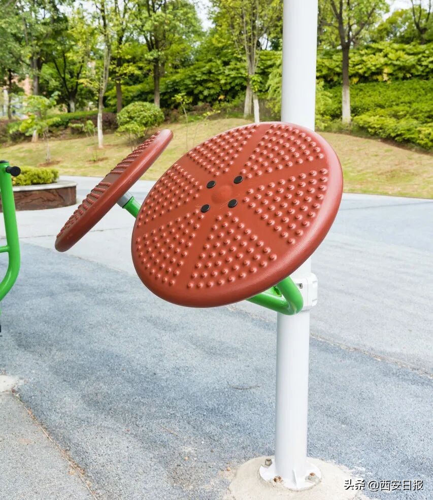 健身椅的正确使用方法_太空漫步机正确用法_小区健身器材使用方法